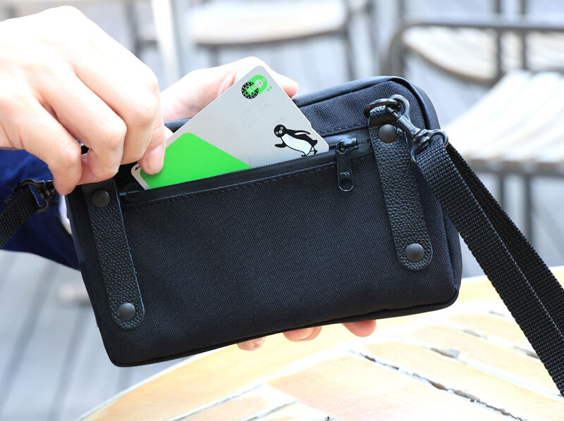 裏面にもファスナー付きポケットが一つ