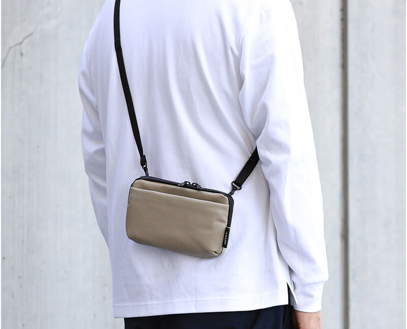 ショルダーベルトは75~140㎝まで調節可能。男女兼用で使えるシンプルなデザインです