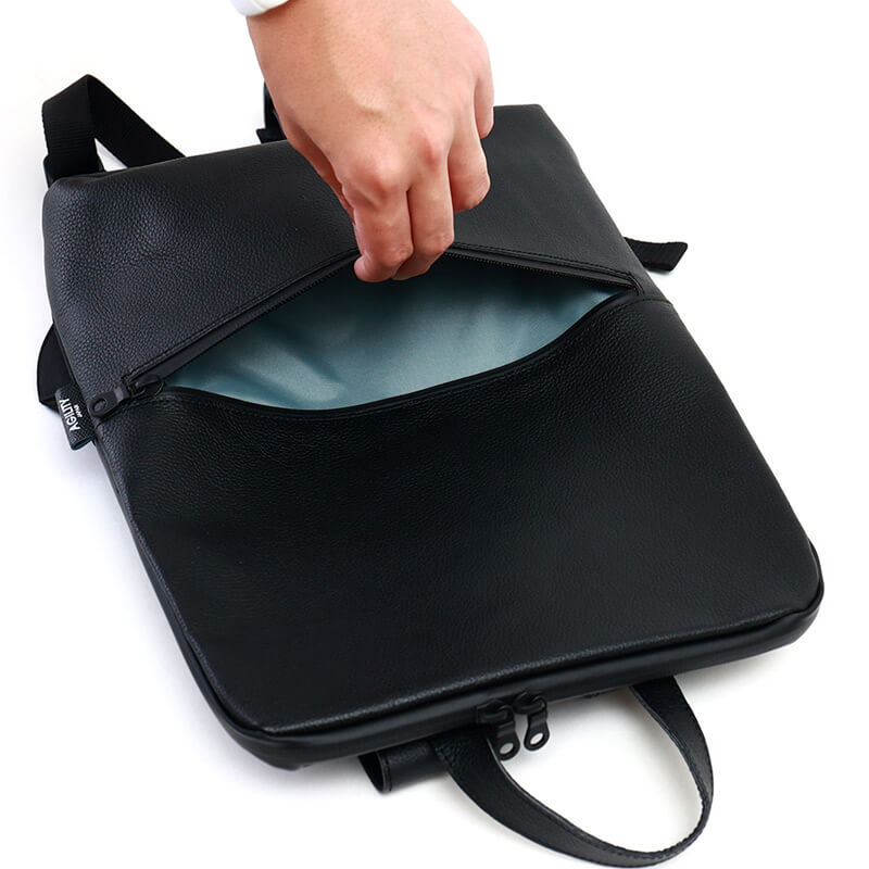 W26×H13cmのフロントポケット。 出し入れする機会の多い小物の収納に。