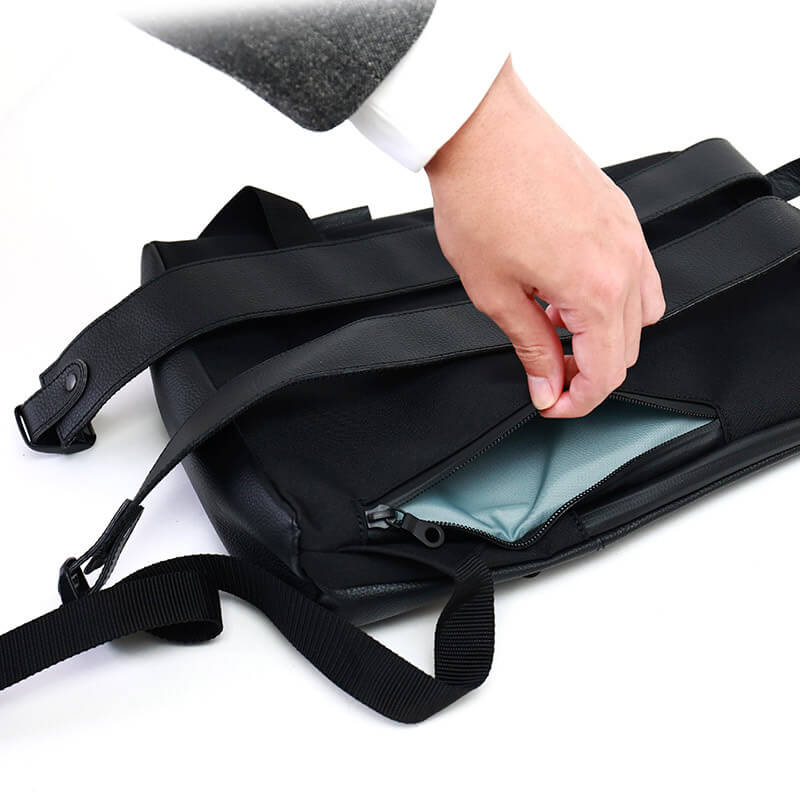 スクエアフォルムのスタイリッシュなバックパック。 背面側には、撥水ポリエステル生地を使用。