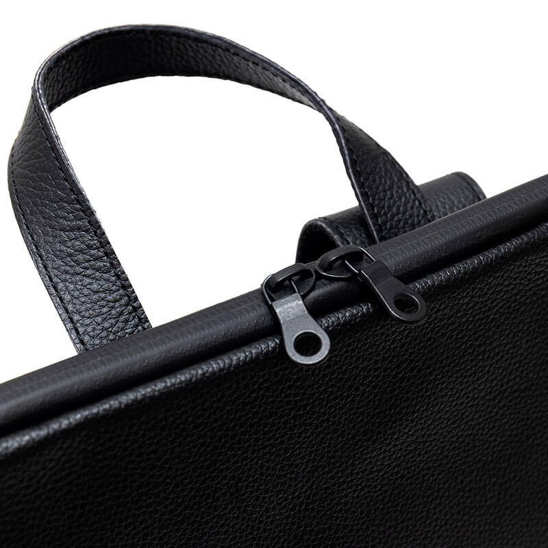 メインの収納部にはダブルジップを採用。 ファスナーは全て、YKK社製の止水ファスナーです。 