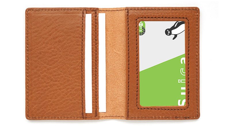 透明窓付きのポケットが１つ、 左にはカードサイズのポケットが２つ