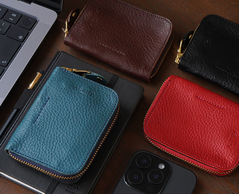 表面の細かいシボのおかげで、傷や汚れが目立ちにくく長くお使いいただけます。贈り物としても最適です。