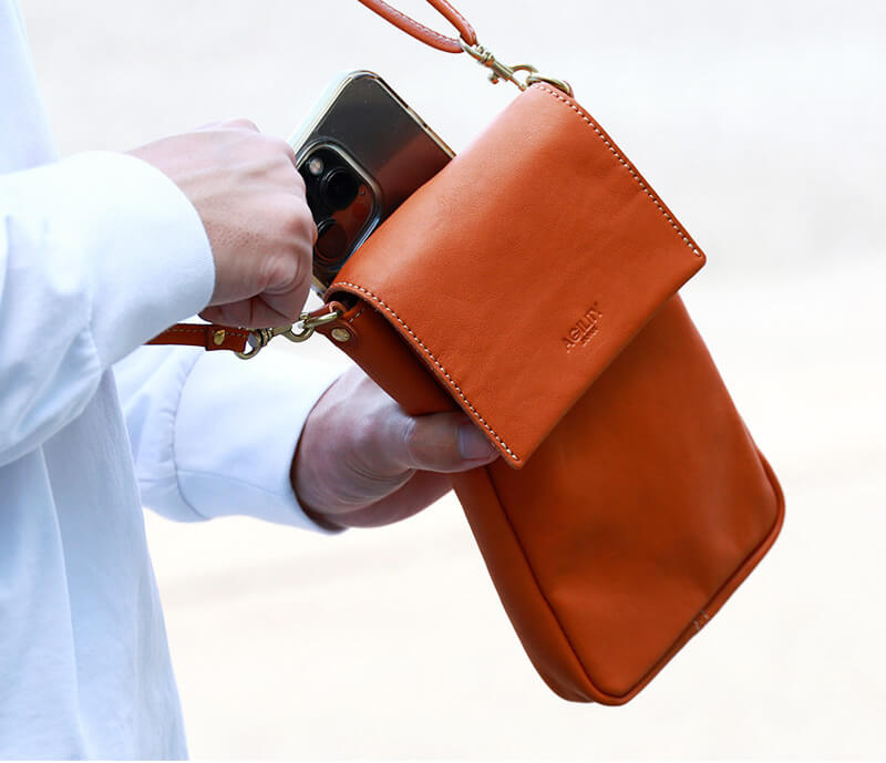 ボタン等がないので、スッと取り出すことが出来、収納もスムーズ。