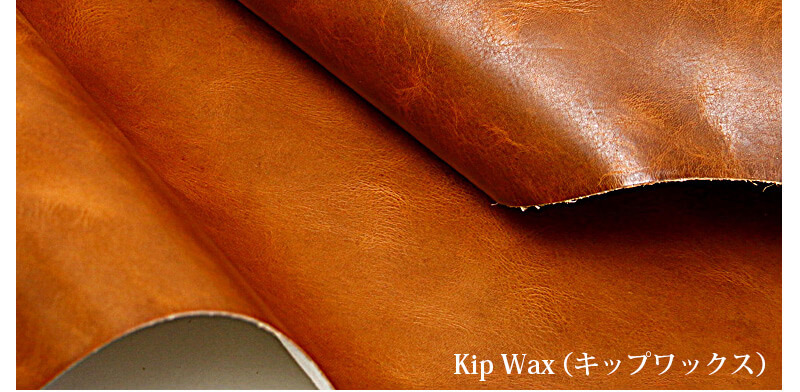 手塗りのワックスが奥深い艶を醸し出すエイジングも楽しめるプルアップレザー