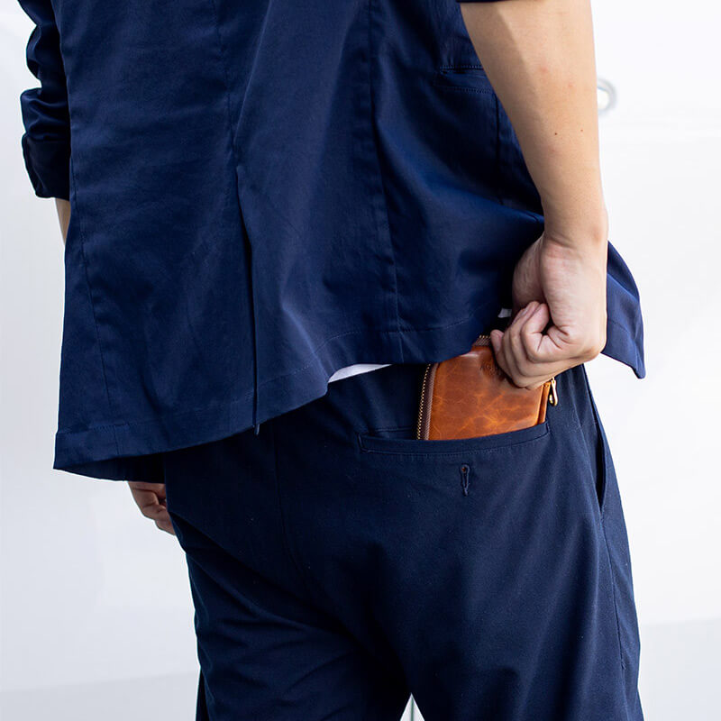 中身を入れたとしても厚み2cm前後、薄マチでジャケットやパンツのポケットにすっぽり収まります。