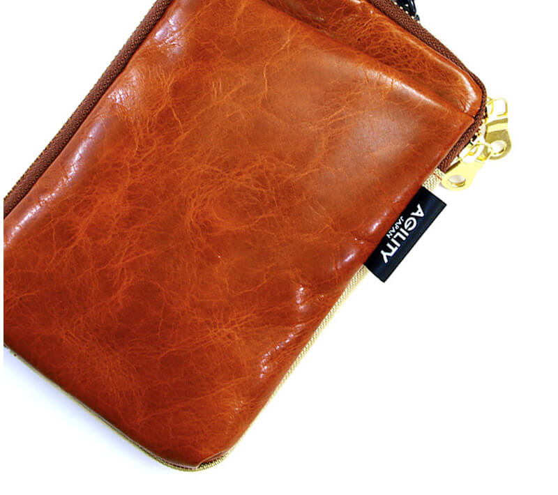 手塗りのワックスが奥深い艶を醸し出す
    エイジングも楽しめるプルアップレザー