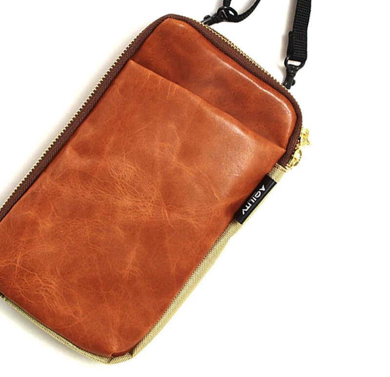 手塗りのワックスが奥深い艶を醸し出す
    エイジングも楽しめるプルアップレザー