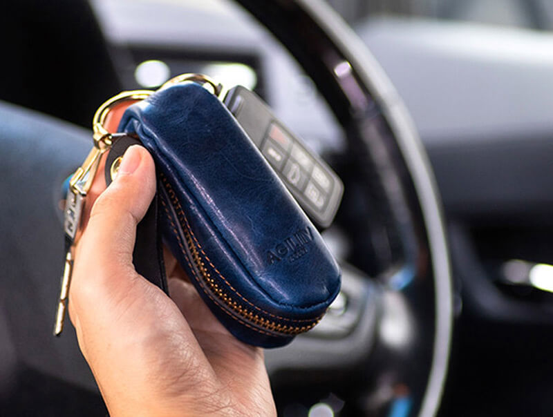 革の素材感を生かしたキーケース