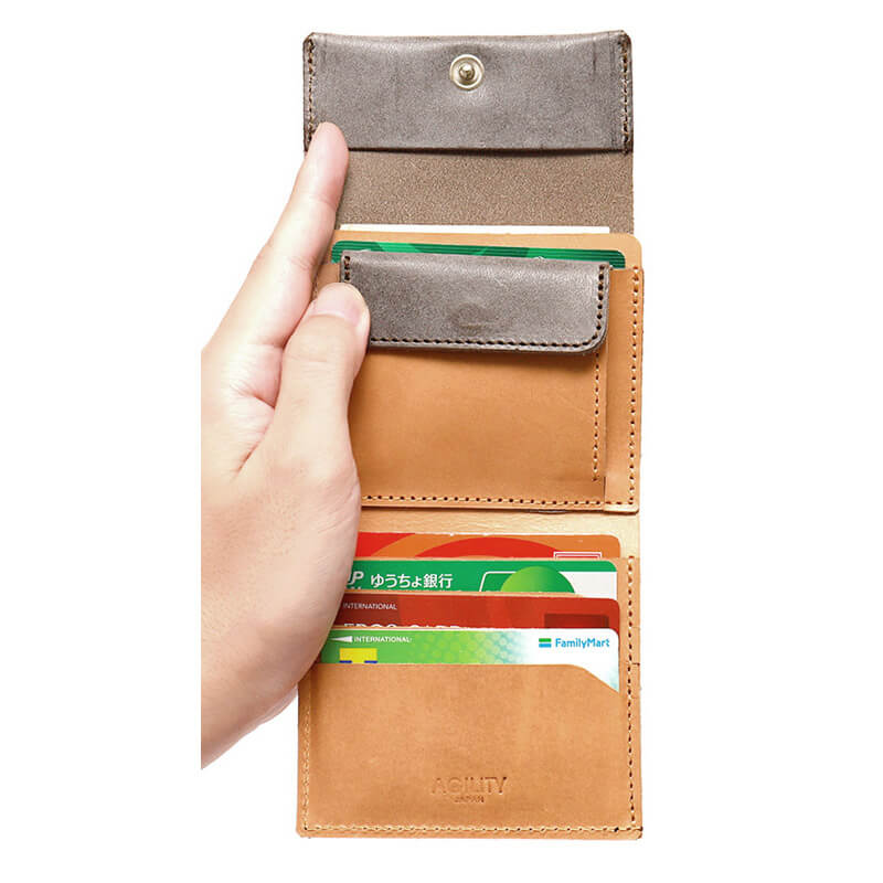縦使いがスタイリッシュなコンパクト二つ折財布 