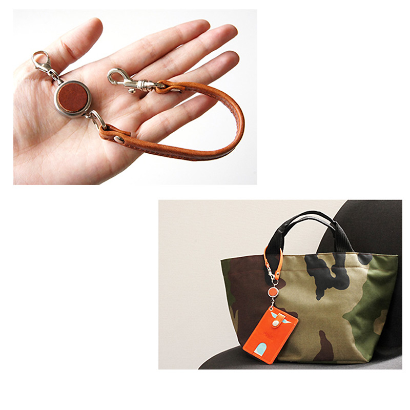 ストラップは片側がナスカン付き。