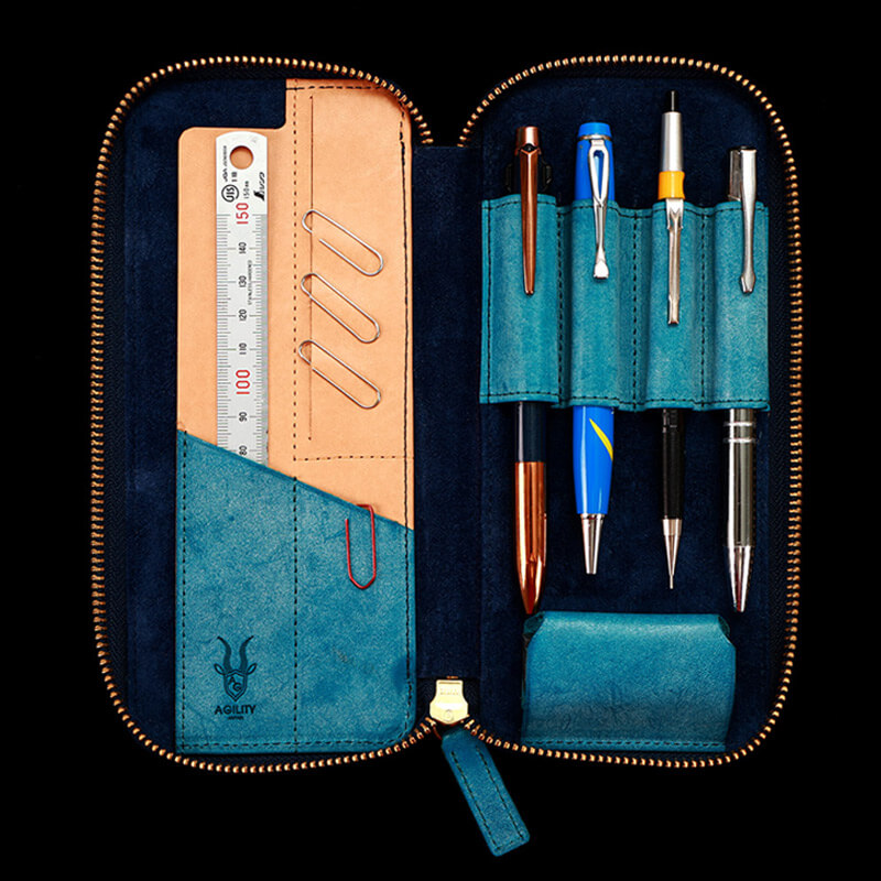 定規やクリップ等の収納に便利な4ヶ所のフラットポケット