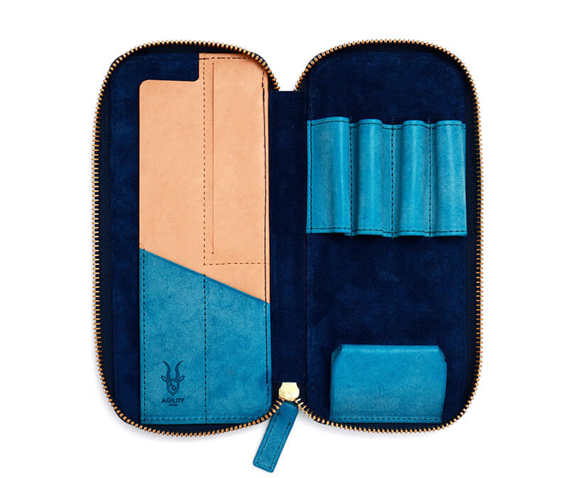 ぐるりと開くラウンドファスナータイプなので中身が一目瞭然。