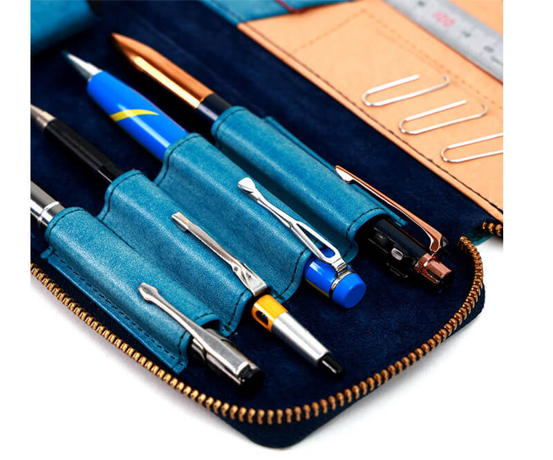 ペン差しに差しておくことで筆箱の中が見やすく、必要なペンをすぐに取り出すことができます。