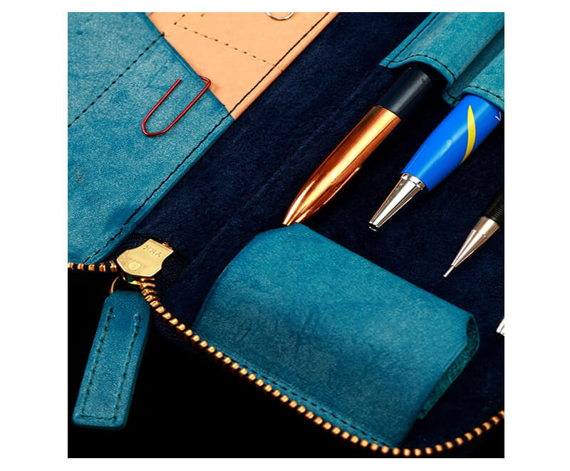 ペンを固定することでペン先やシャープペンシルの芯が他の文房具とぶつかりにくく、壊れたり汚れたりするリスクが減ります。