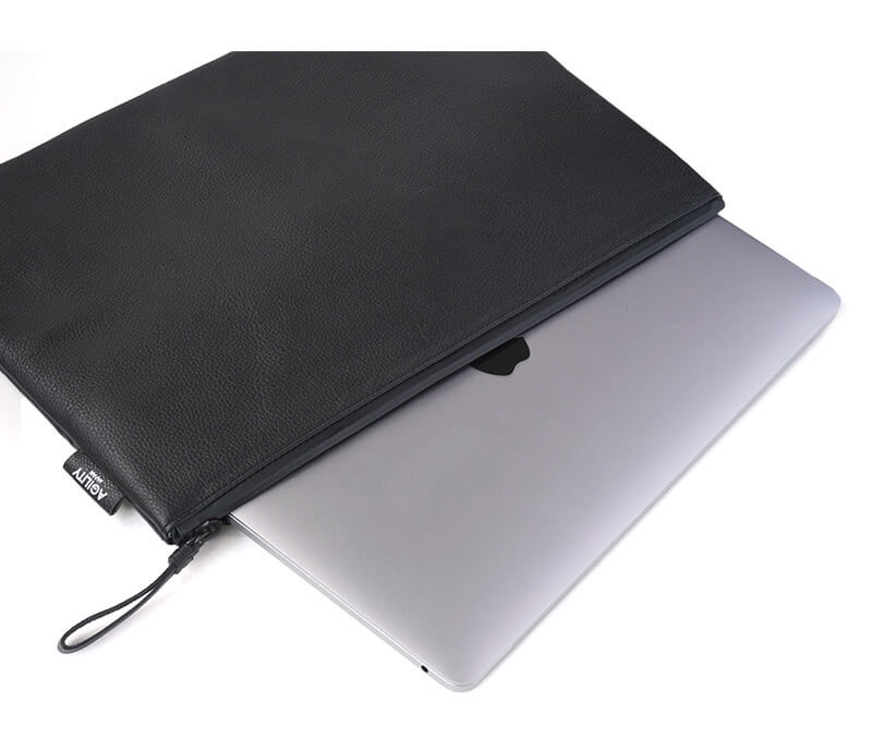 ※MacBook 13インチを収納される際は、ファスナー部分にお気を付けください。