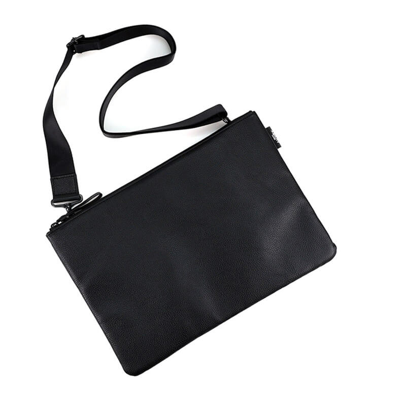 革の魅力を生かしたシンプルなデザインの薄型ショルダーバッグ/レザークラッチバッグです。