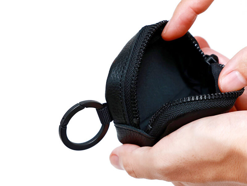 ファスナーオープン型のミニポーチ