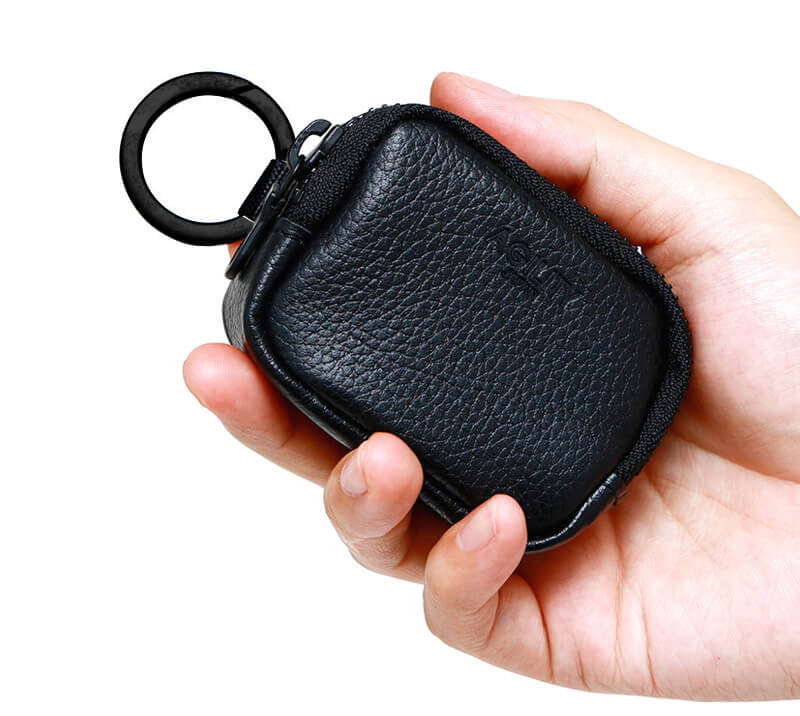 手のひらに収まるサイズのミニポーチです。