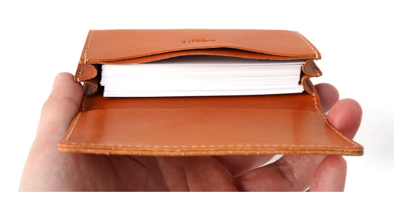 通常の厚さで50枚程度収納可能