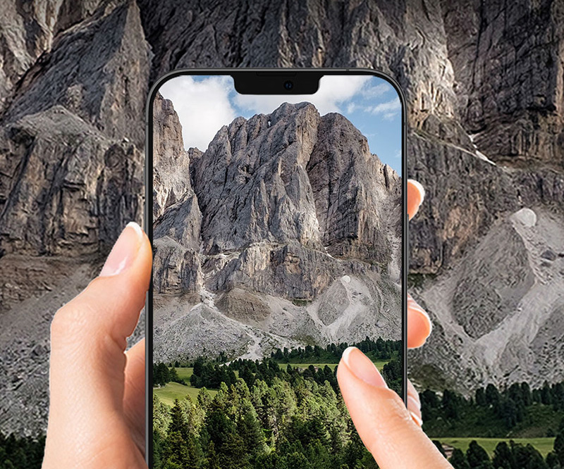 高透過率で、望遠から超広角まで端末の高画質カメラの鮮やかな画像をそのまま映します。