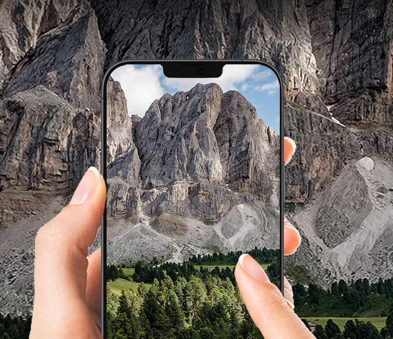 高透過率で、望遠から超広角まで端末の高画質カメラの鮮やかな画像をそのまま映します。