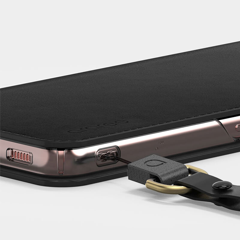 アラリーのマスタングダイアリー手帳型ケースを手に持つ様子