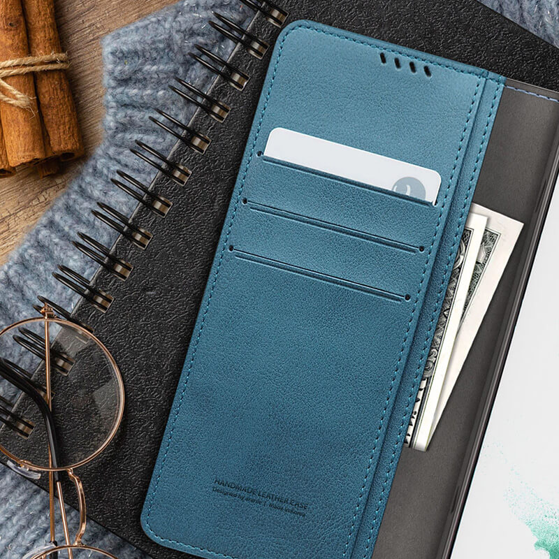 アラリーのマスタングダイアリー手帳型ケースには豊富なカードポケット付