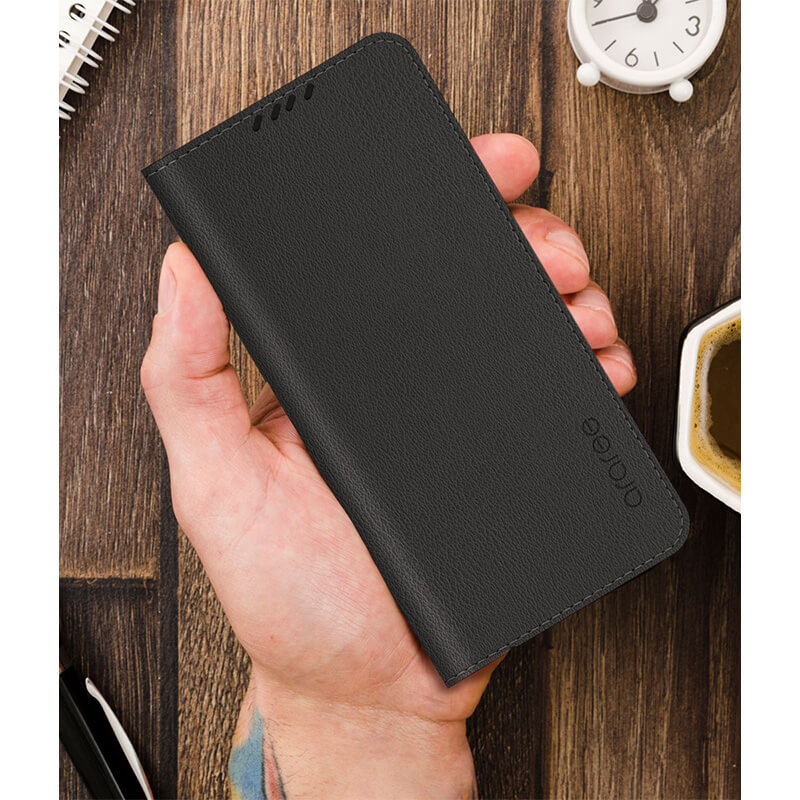 アラリーのマスタングダイアリー手帳型ケースは、テーブルなどに置いた際、カメラレンズやディスプレイ画面が接地しないよう、縁部分が本体よりわずかに高く設計されています。