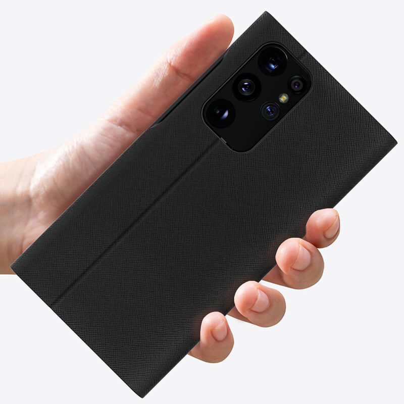 アラリーのボンネットスタンド手帳型ケースを手に持つ様子