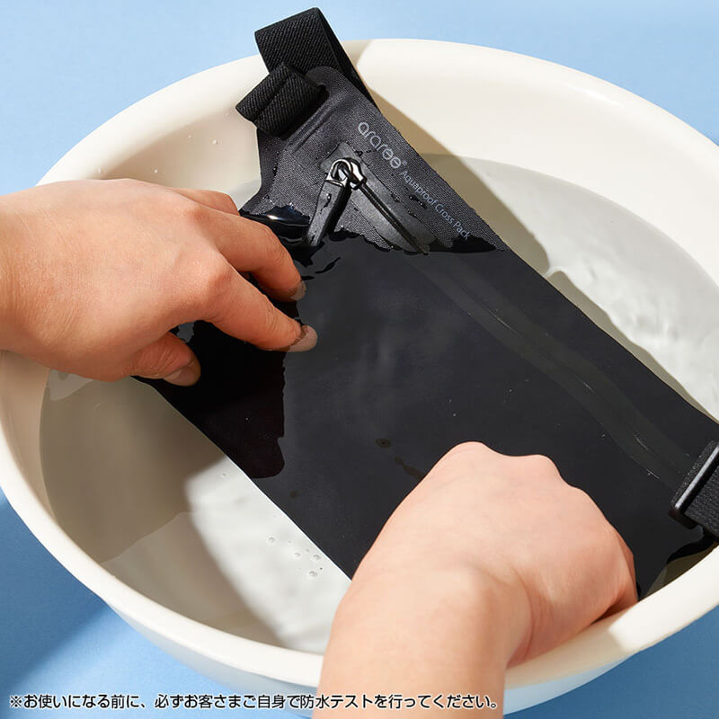 防水規格IPX8準拠 止水ファスナー仕様で水遊びに最適