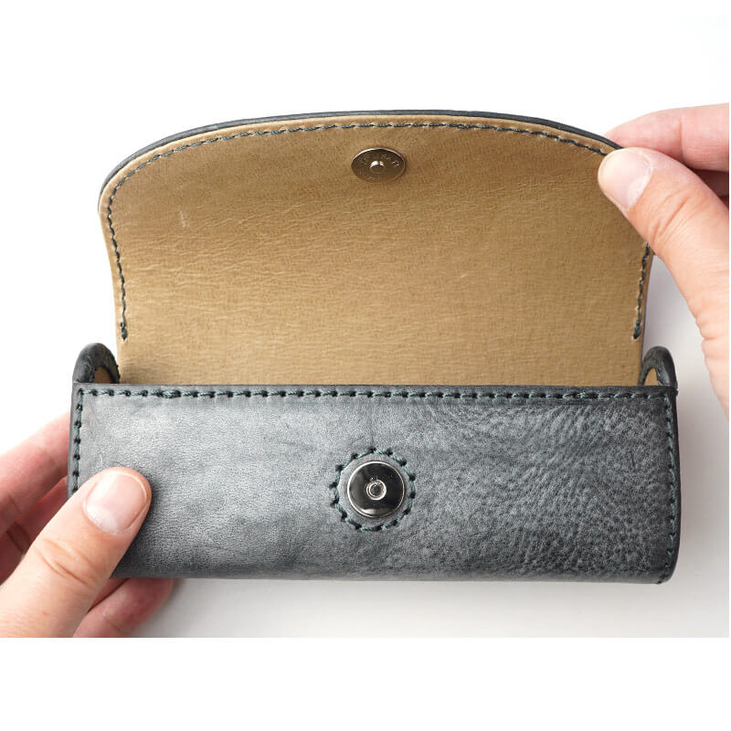 内生地は滑らかなピッグスキン＆マグネットボタン