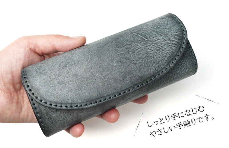 雪山を連想させる白いロウ引きのレザー