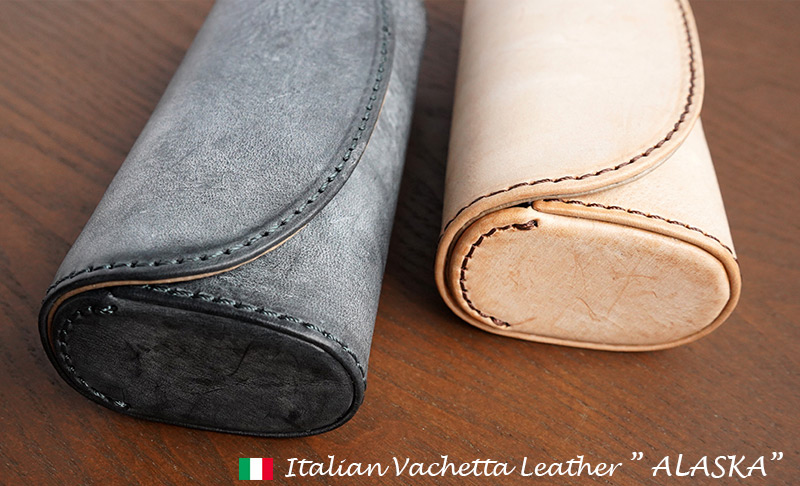 使い込む程に深い色合いに変化します