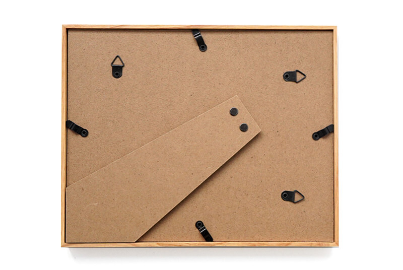 裏側は、吊り金具が3箇所と、立てて飾ることのできるスタンドが付いています。