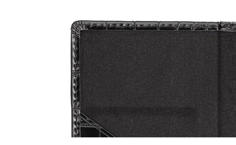 革の端を折ってからステッチを施す「ヘリ返し技法」による耐久性