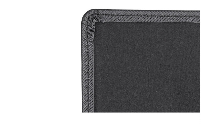 革の端を折ってからステッチを施す「ヘリ返し技法」による耐久性