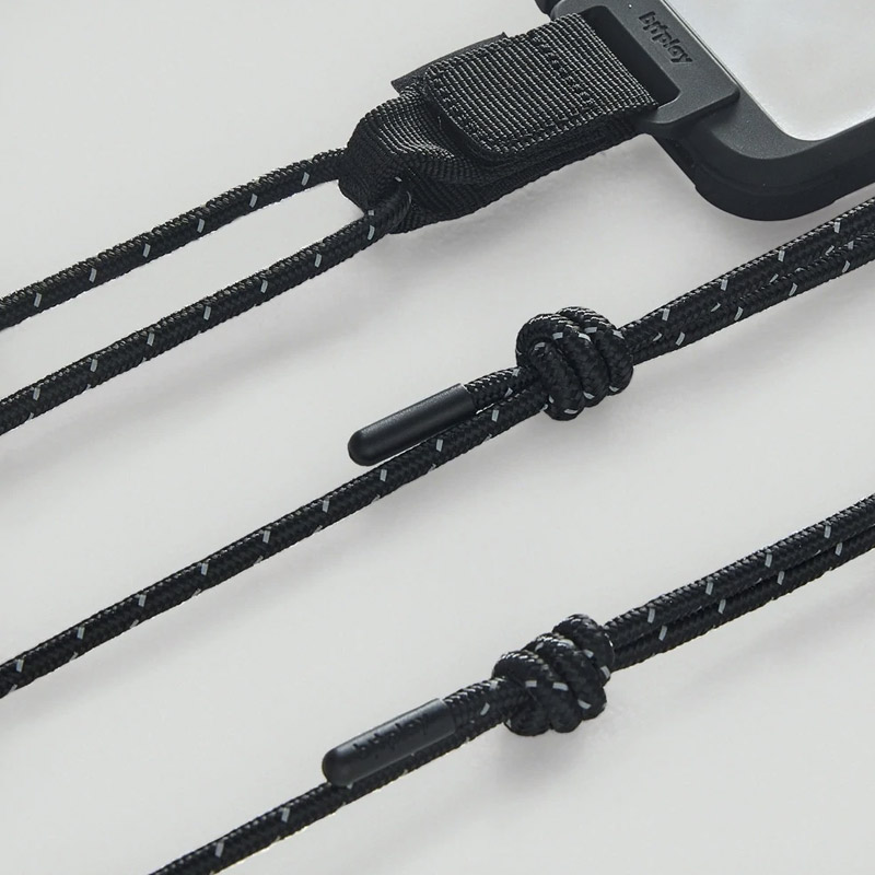 ハンズフリーでの買い物や観光などに最適なアーバン・ライトストラップ。 ネックストラップとしてのみならず斜め掛けでもお使いいただけます。