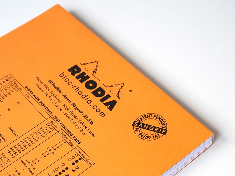 裏表紙はボール紙台紙+ホチキス針が表面に出ない安全加工により、立位での安定した筆記が可能