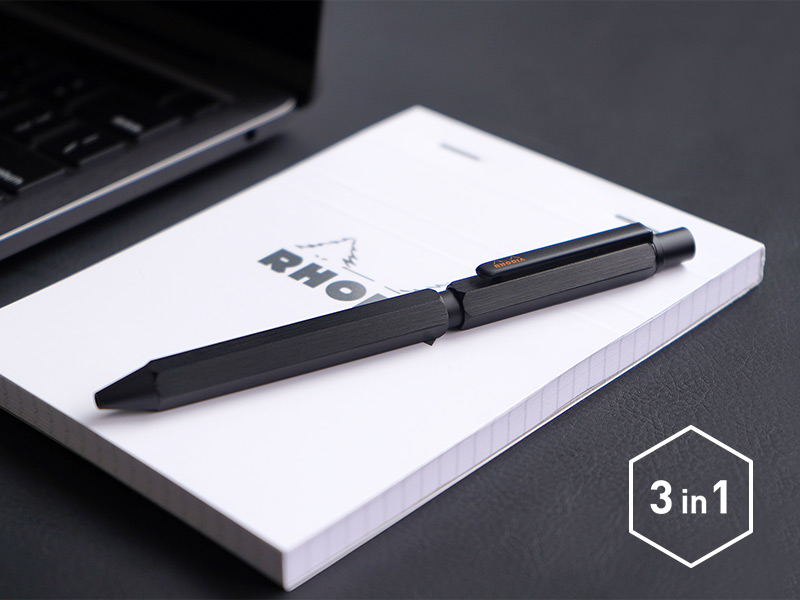 ブラック色ロディアマルチペンがPC・メモ帳と並んでいる様子