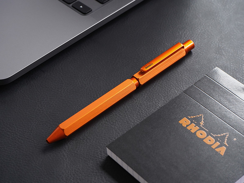 ロディアマルチペンがPC・メモ帳と並んでいる様子