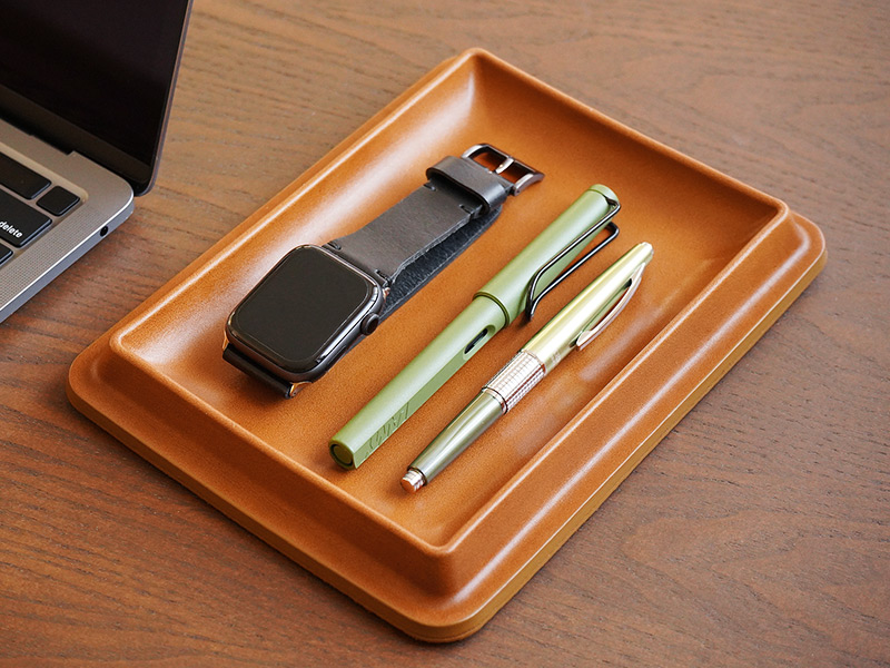 お気に入りのアイテムの置き場としてレザートレーLサイズ