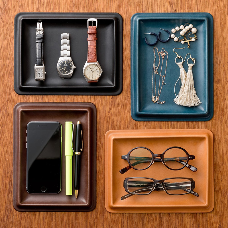 レザートレーLサイズにお気に入りの小物を置く