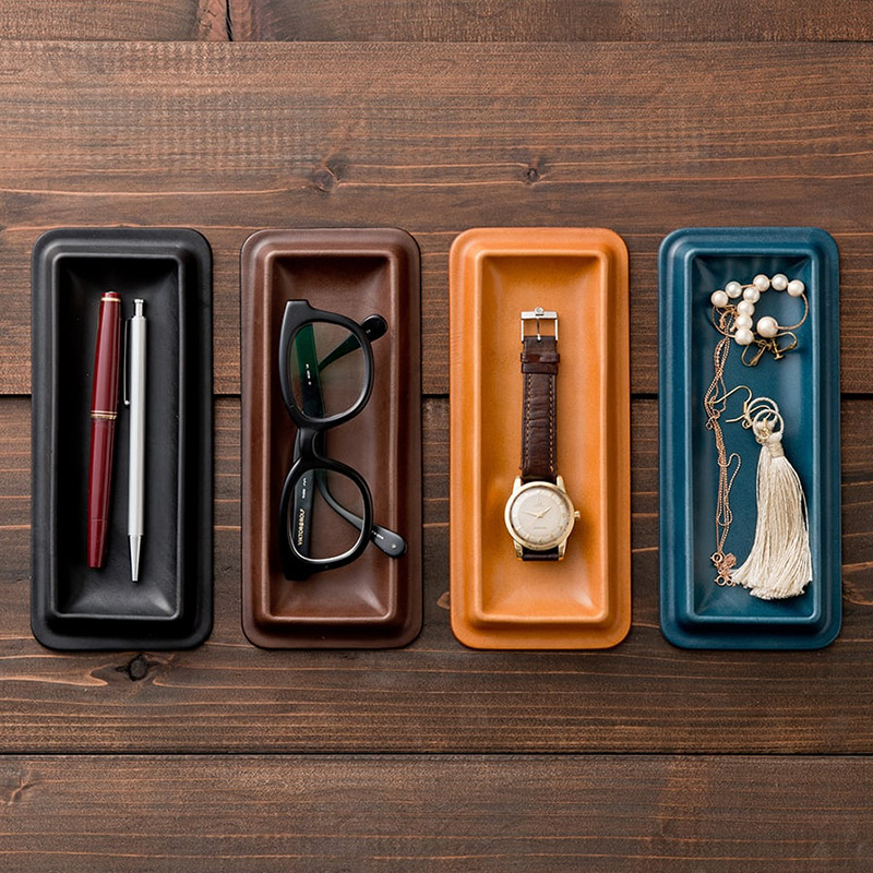 レザートレーMサイズにお気に入りの小物を置く