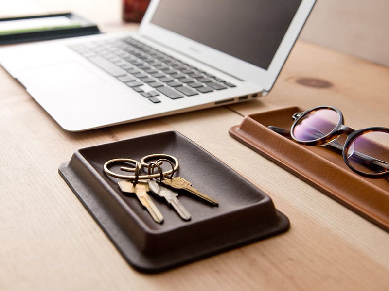 お気に入りのアイテムの置き場としてレザートレーSサイズ