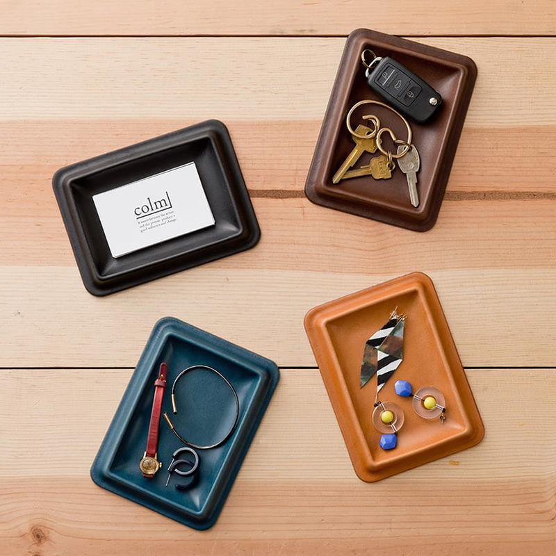 レザートレーSサイズにお気に入りの小物を置く