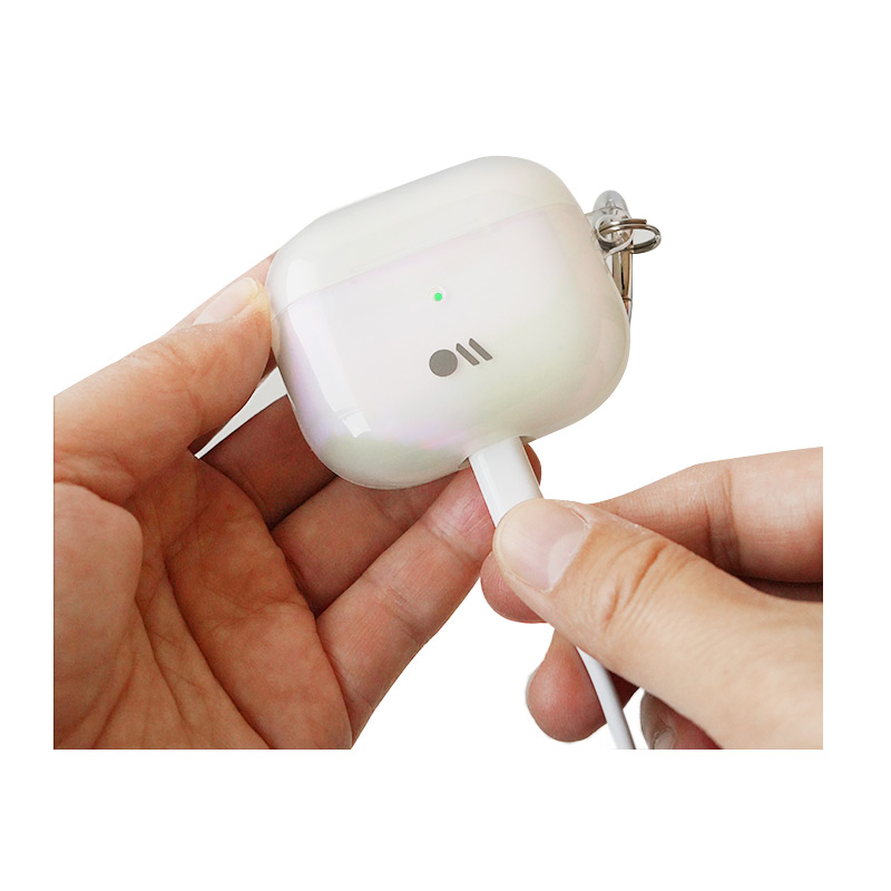 ケースを装着したまま、LEDランプを確認できます。