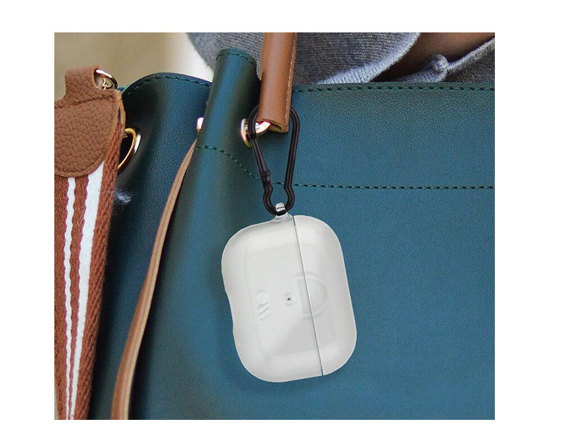 ケースを初めて装着する前に、ケースのフタ部分の内側にあるフィルムを剥がしてください。剥がすことでAirPodsの蓋とケースの蓋が固定されます。