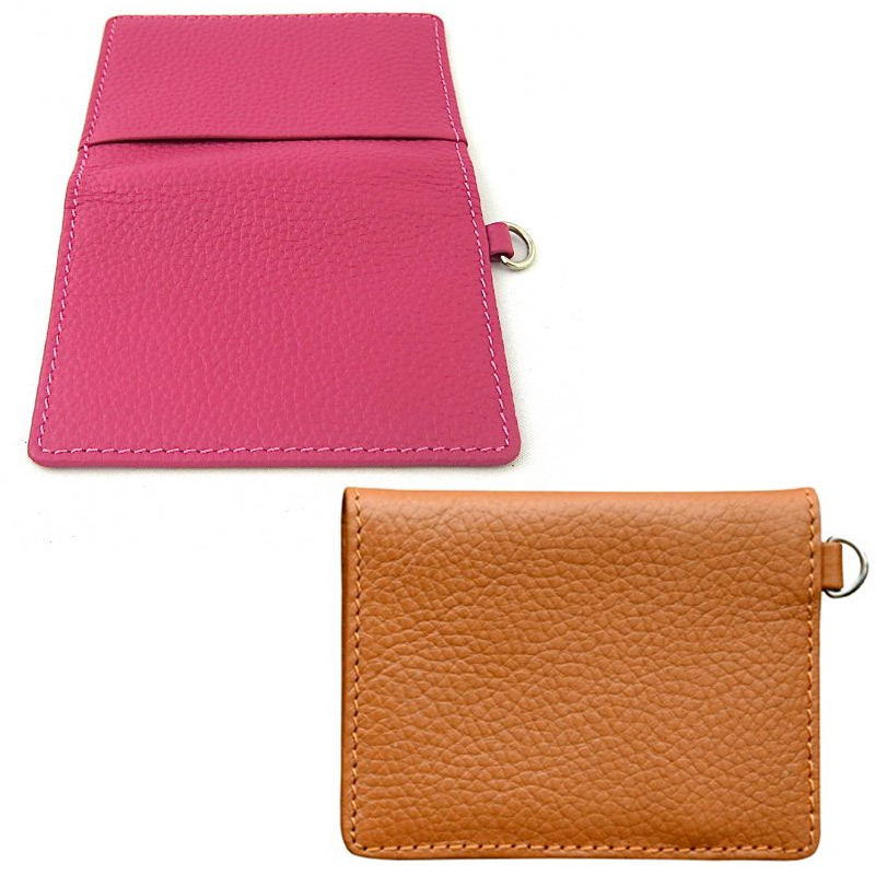 クローム鞣しならではの柔らかな手触りと発色の鮮やかさが特徴