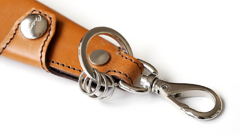 鍵などを取り付けられるリングが3つ付いています。